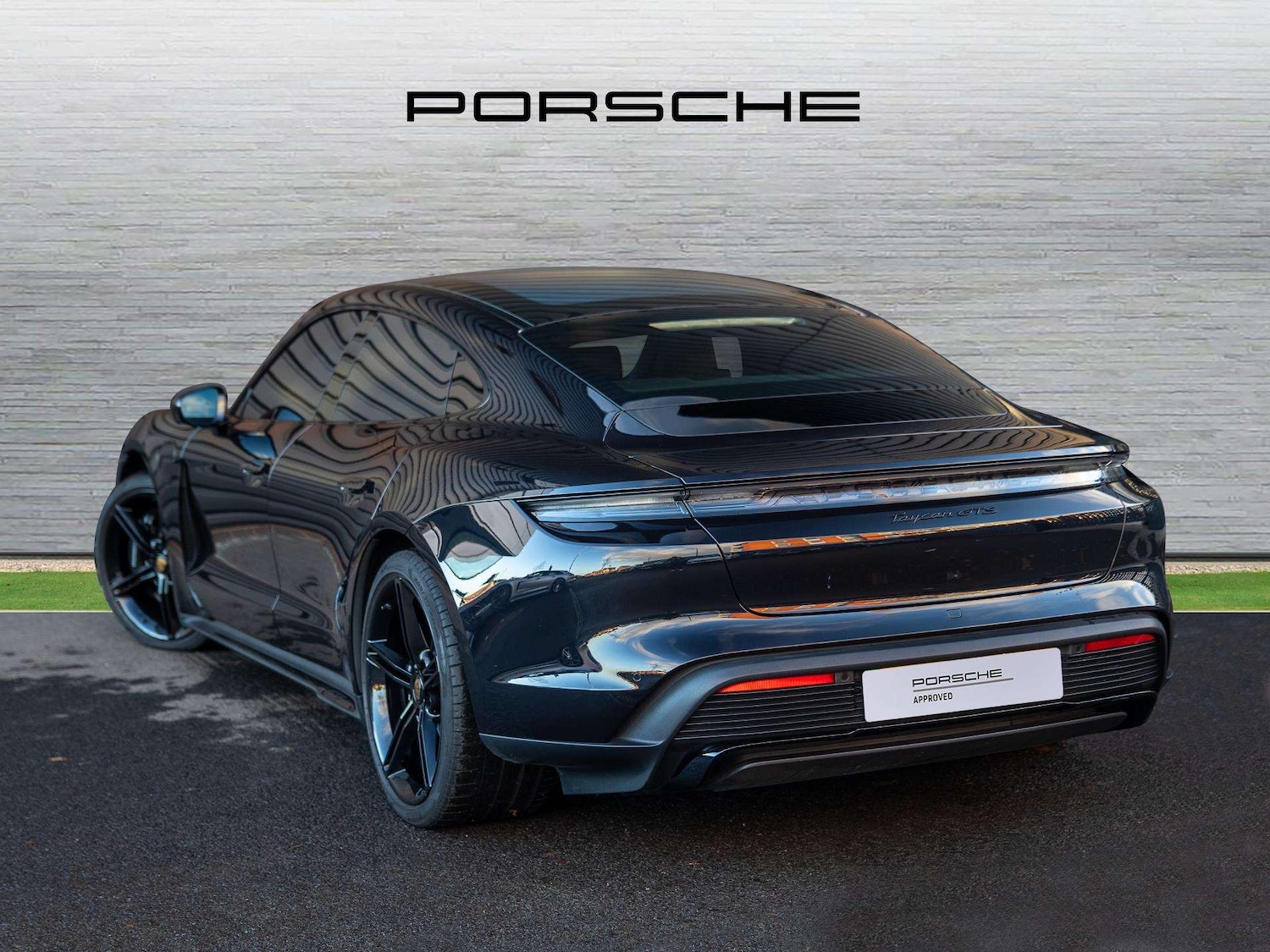 Used Porsche Taycan 2024 for sale - 77044205: Photo 2