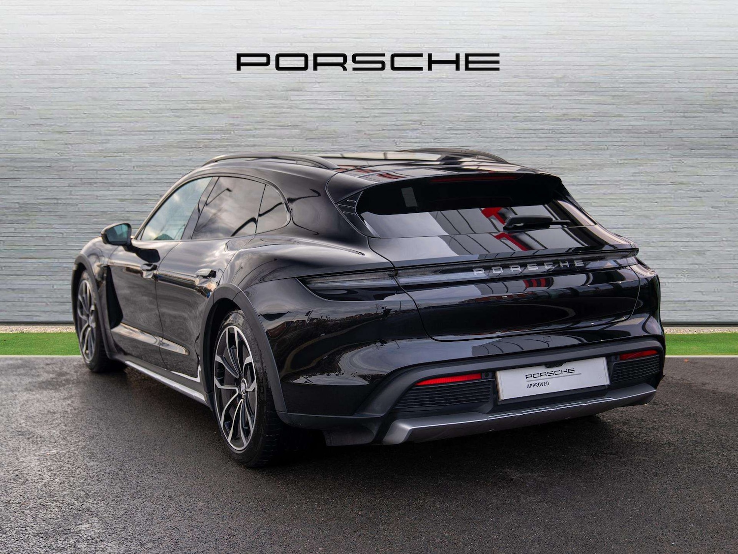 Used Porsche Taycan 2023 for sale - 77134900: Photo 2