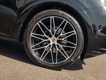 Used Porsche Cayenne 2025 for sale - 79511628: Photo