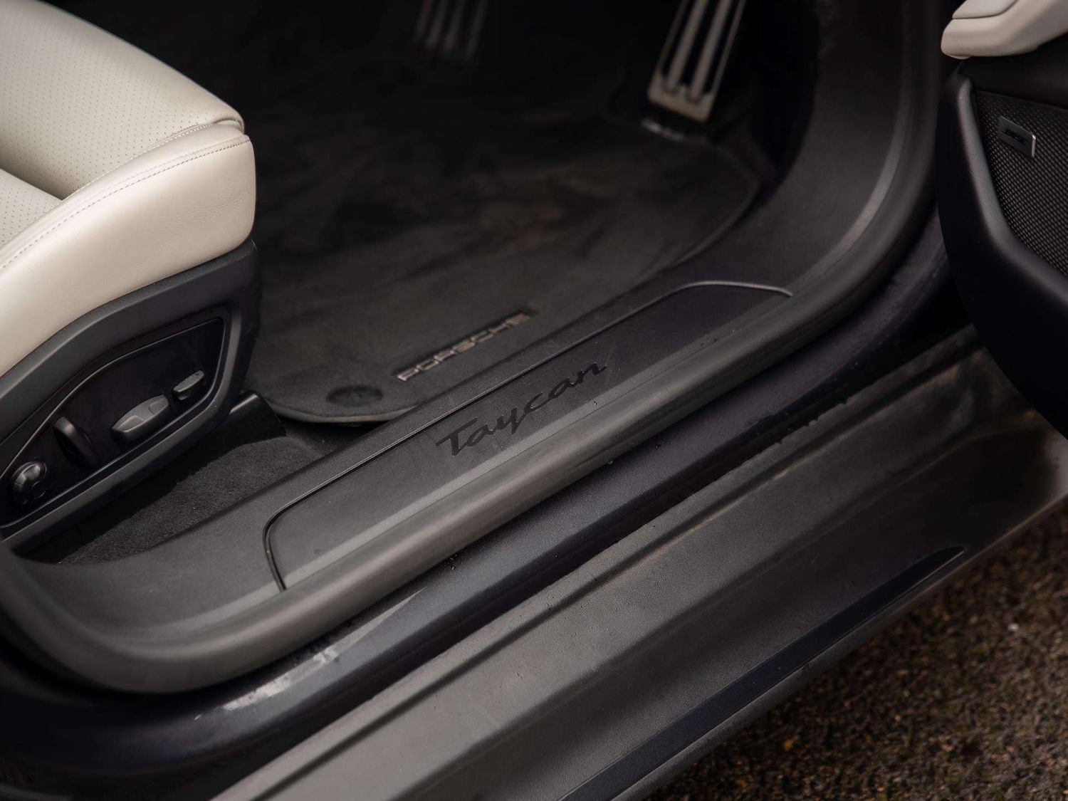 Used Porsche Taycan 2023 for sale - 76745965: Photo 31