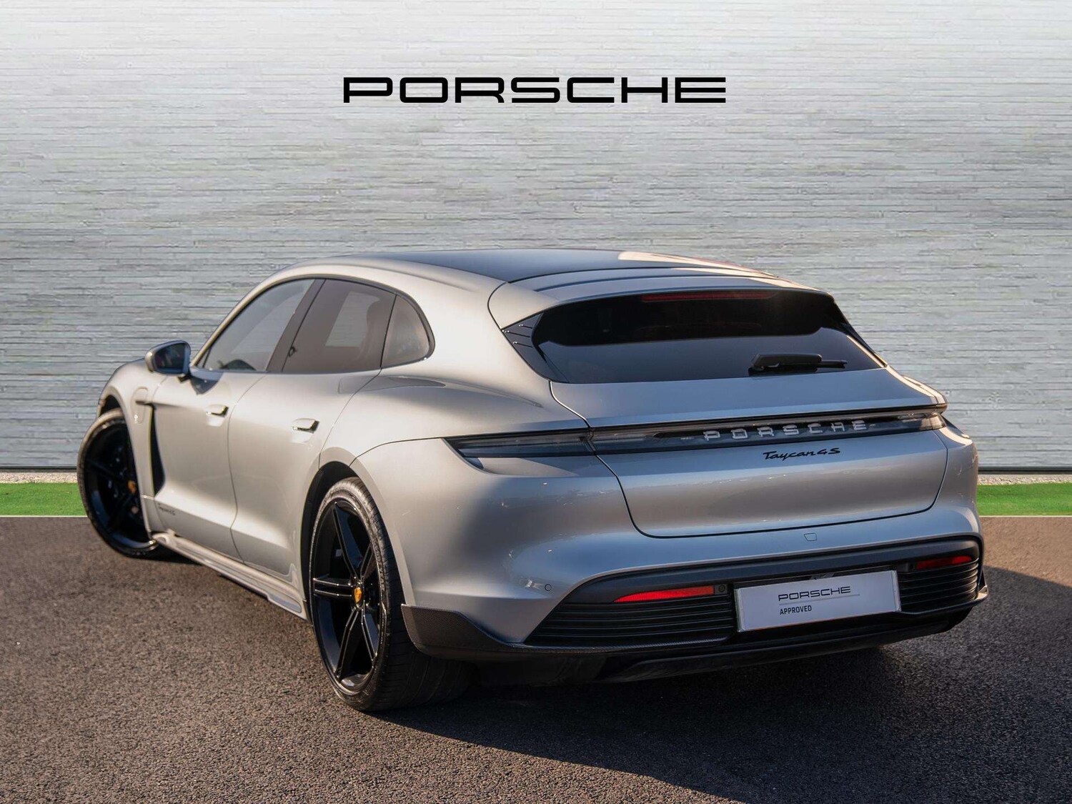 Used Porsche Taycan 2022 for sale - 77960636: Photo 2