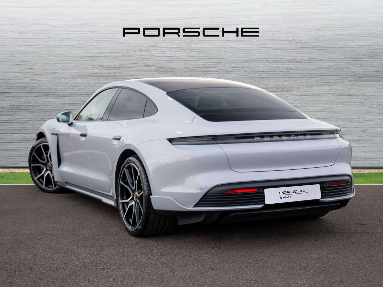 Used Porsche Taycan 2022 for sale - 76540883: Photo 2