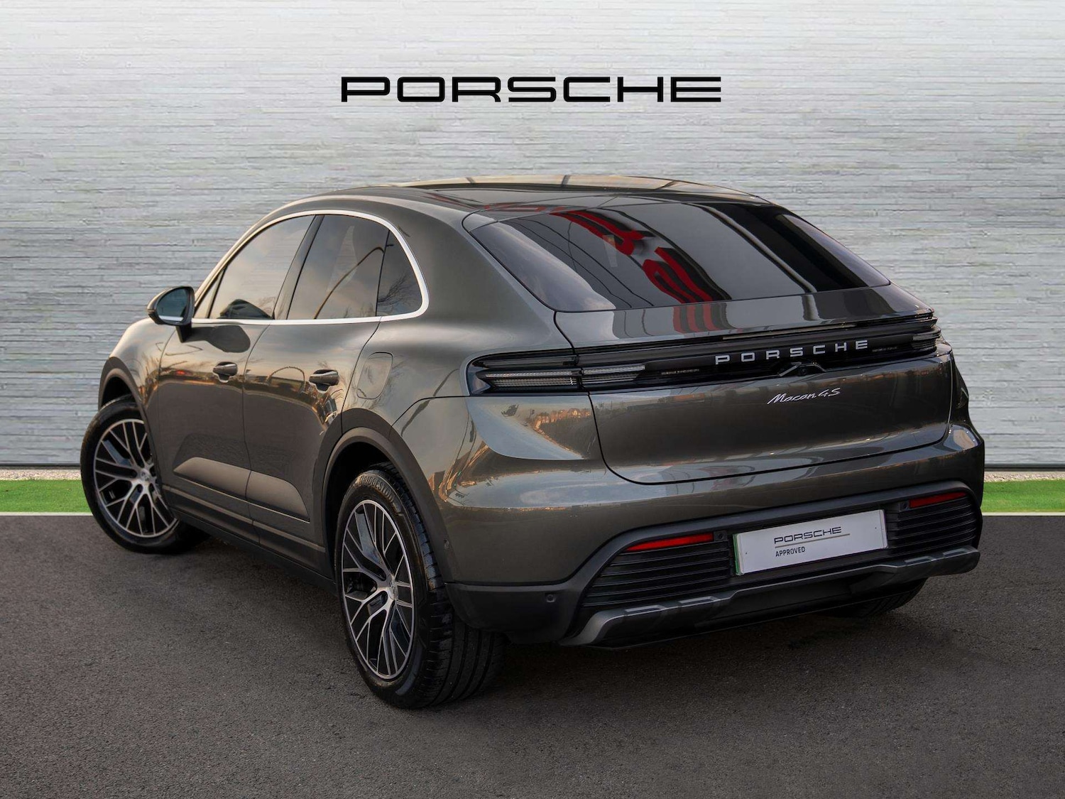Used Porsche Macan 2024 for sale - 77526943: Photo 2