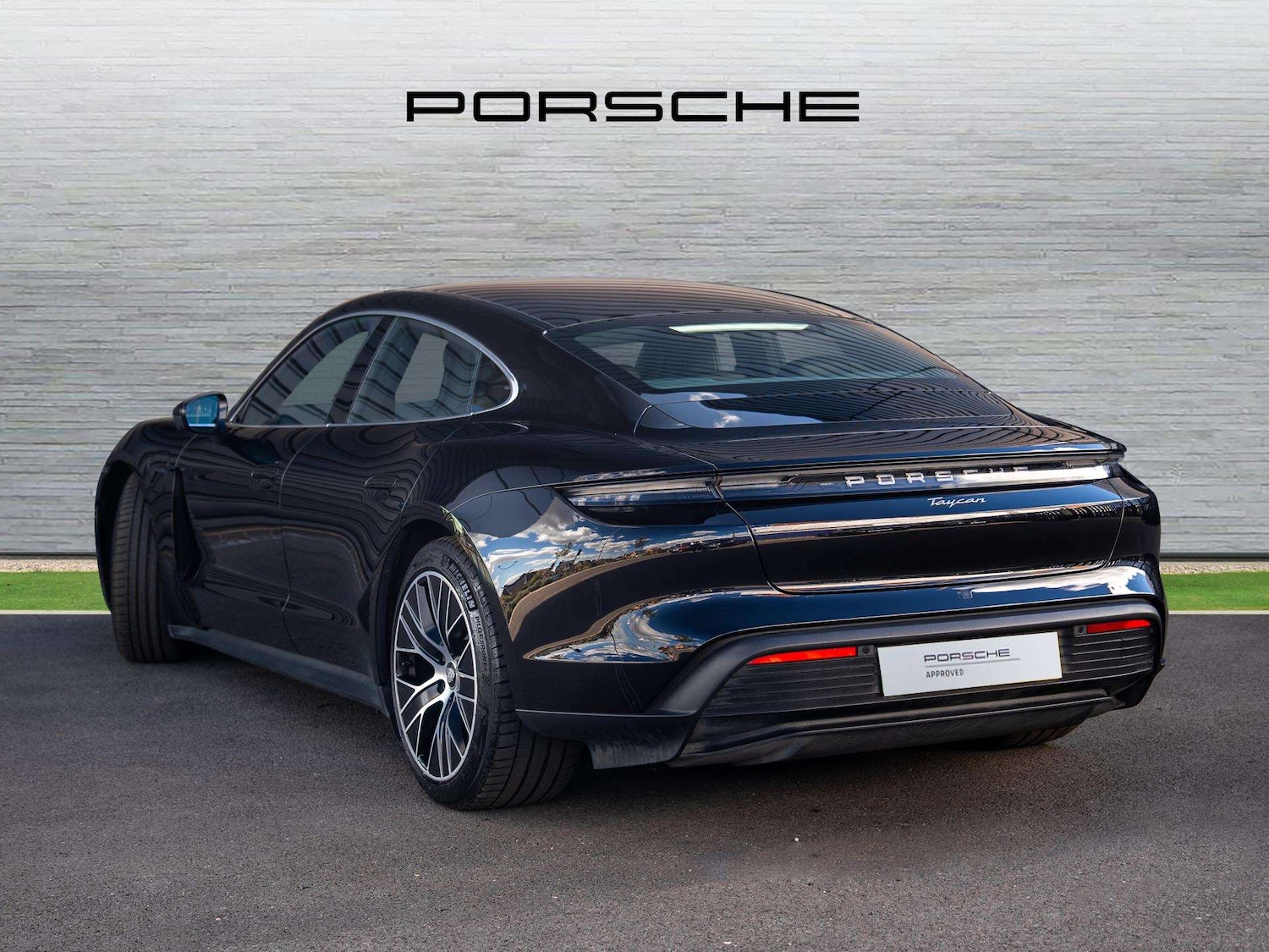 Used Porsche Taycan 2021 for sale - 76126031: Photo 2