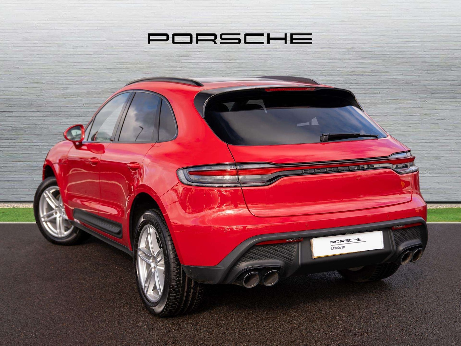 Used Porsche Macan 2024 for sale - 78023915: Photo 2