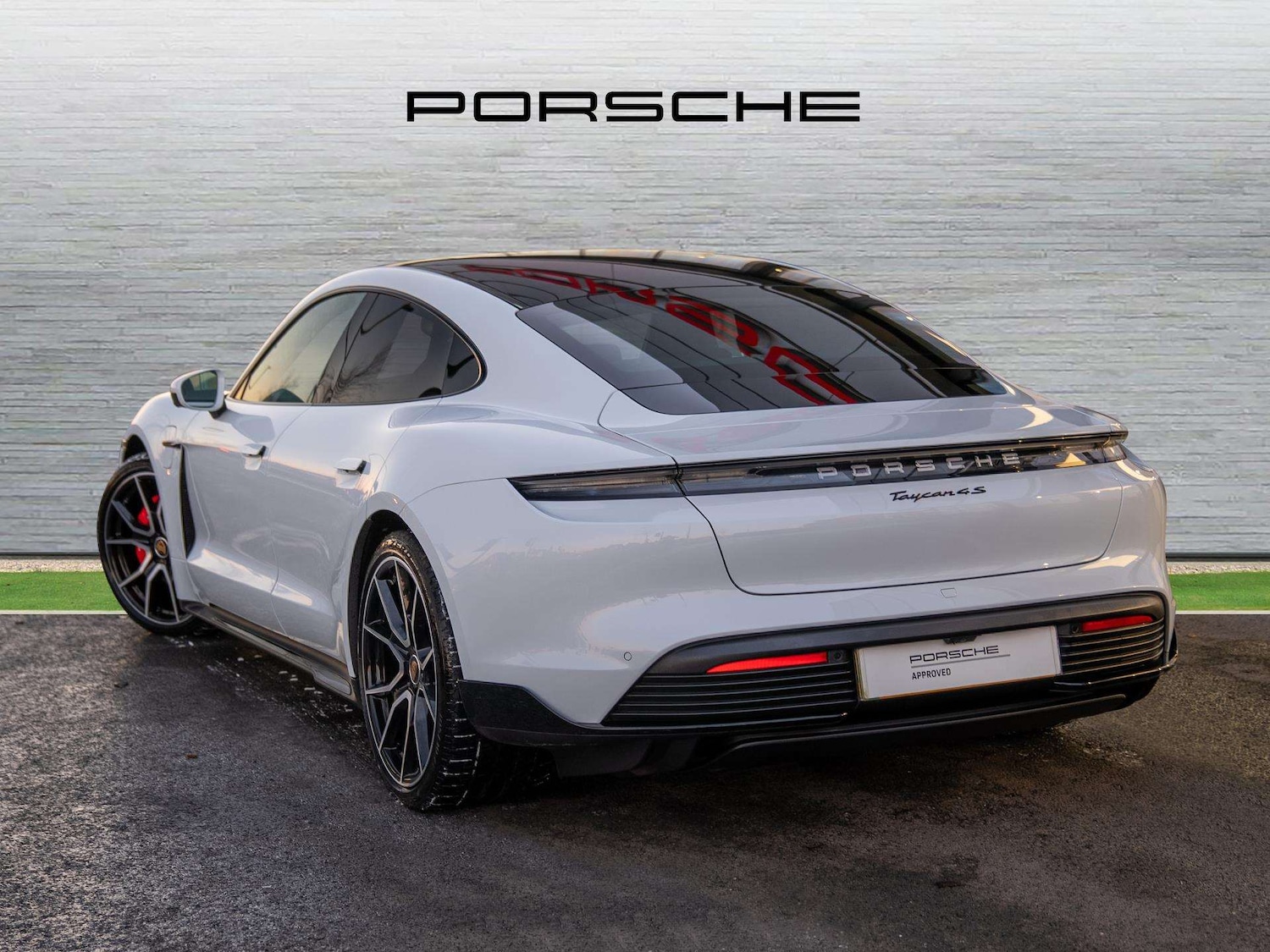 Used Porsche Taycan 2023 for sale - 77123393: Photo 2