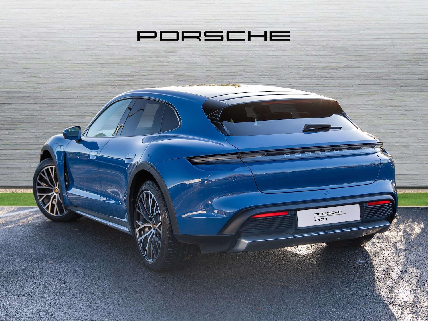 Used Porsche Taycan 2022 for sale - 76804819: Photo 2