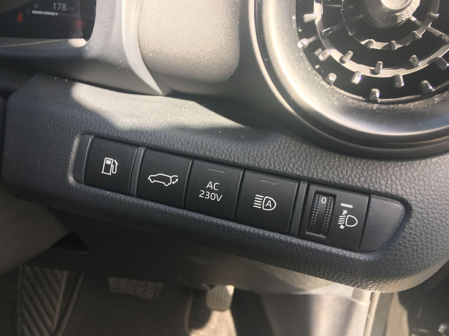 Used Toyota C-HR 2024 for sale - 77304903: Photo 41