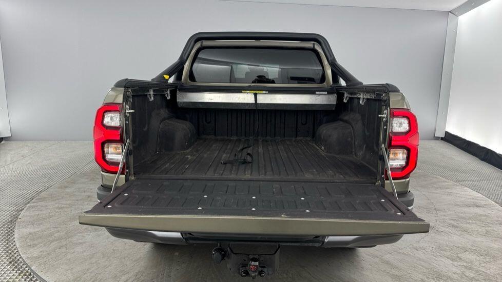 Used Toyota Hilux 2023 for sale - 77722559: Photo 12