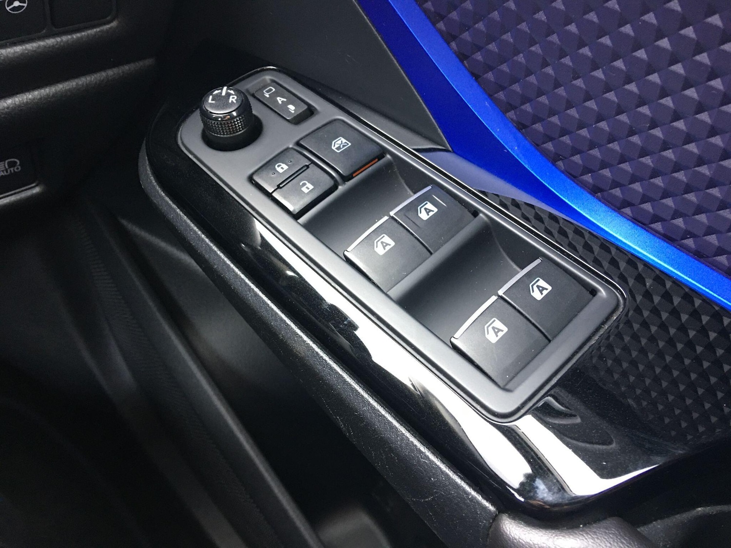 Used Toyota C-HR 2018 for sale - 77658383: Photo 42