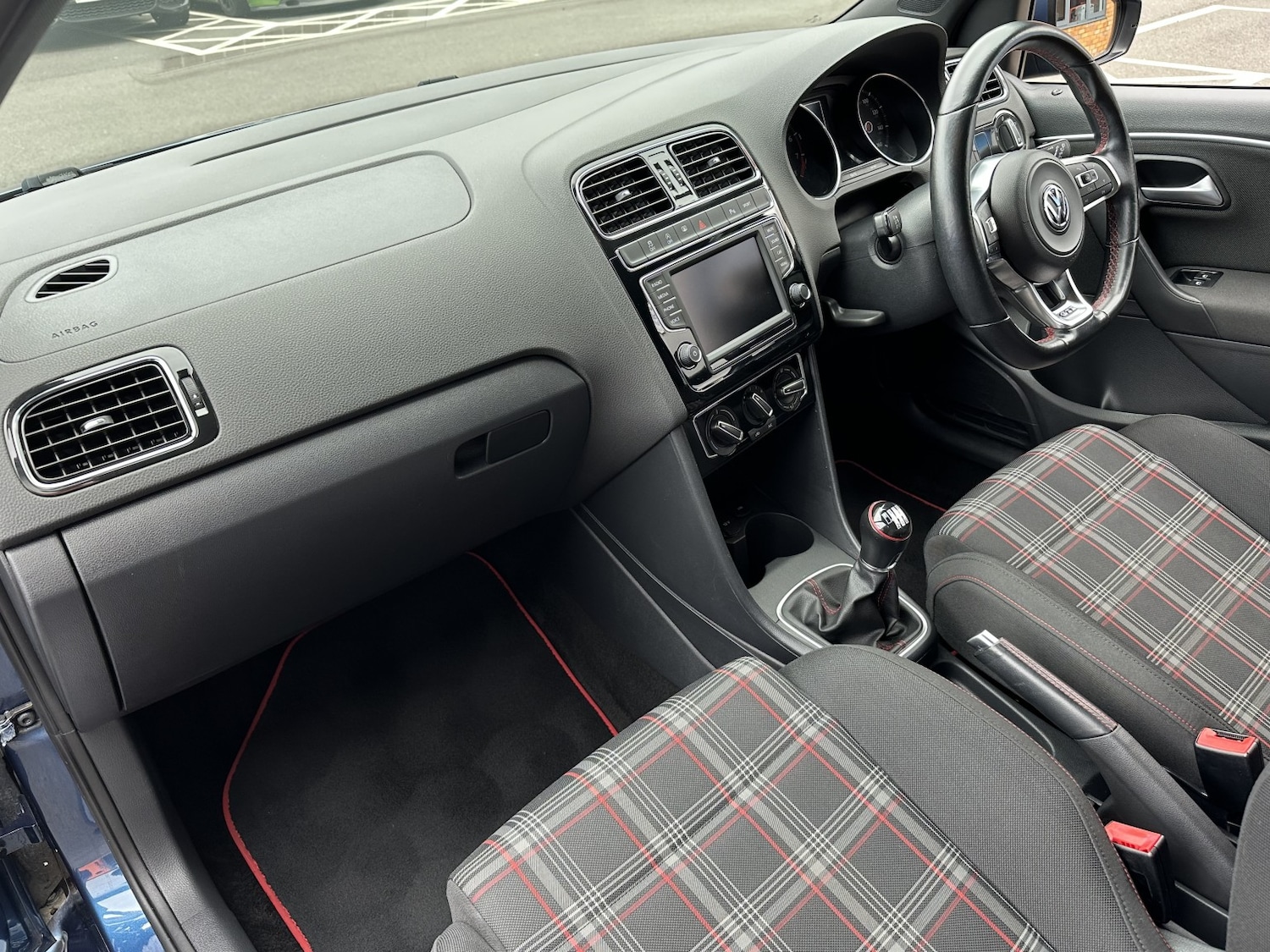 Used Volkswagen Polo 2015 for sale - 77792795: Photo 4