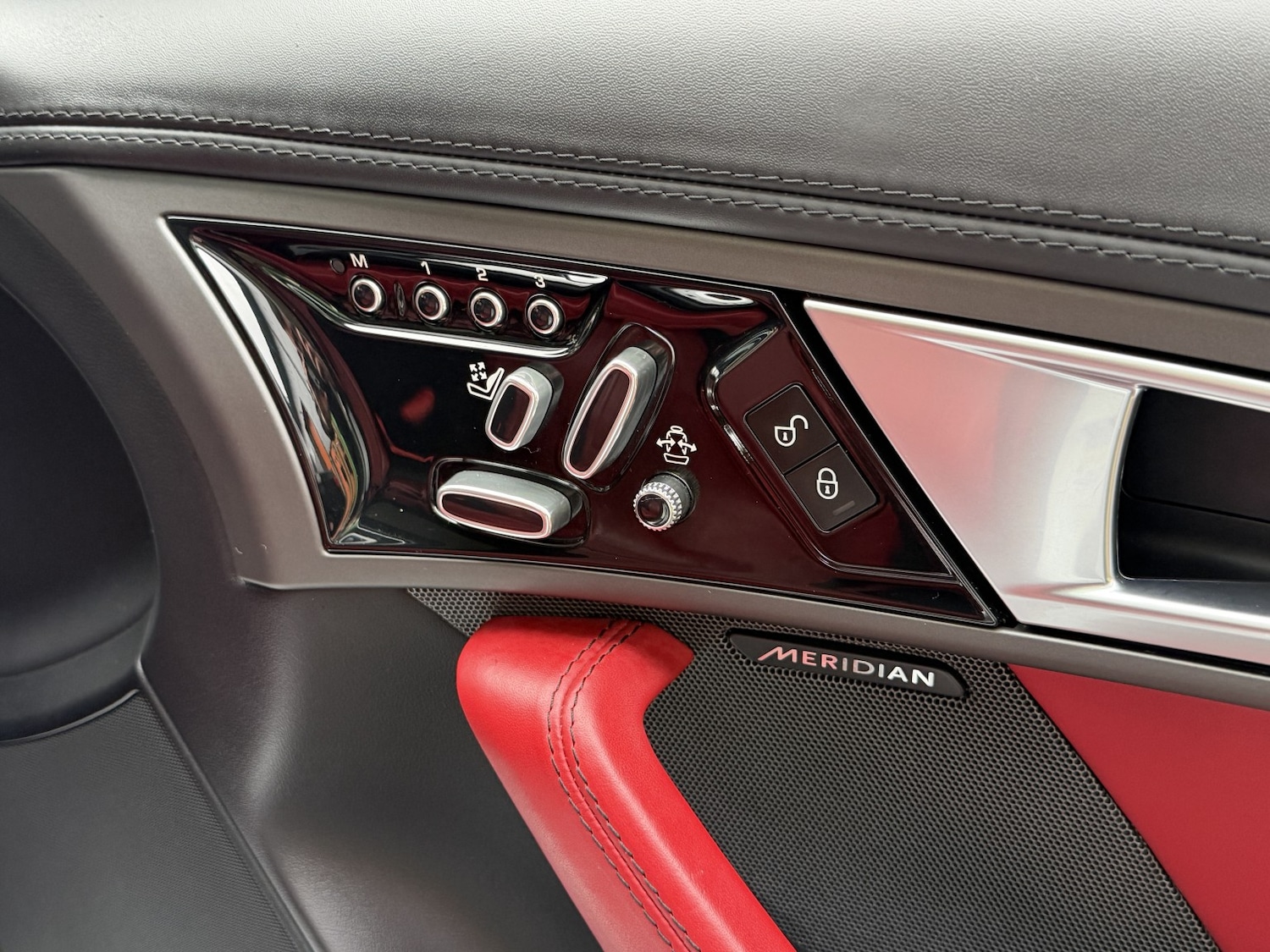 Used Jaguar F-Type 2014 for sale - 77289082: Photo 6