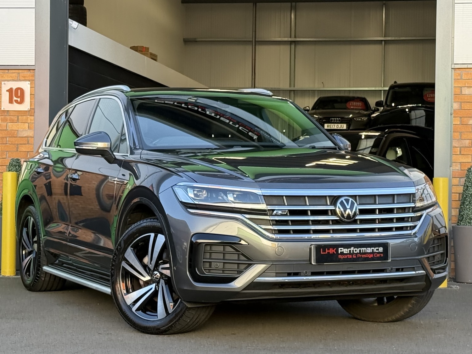 Used Volkswagen Touareg 2020 for sale - 76637457: Photo 1