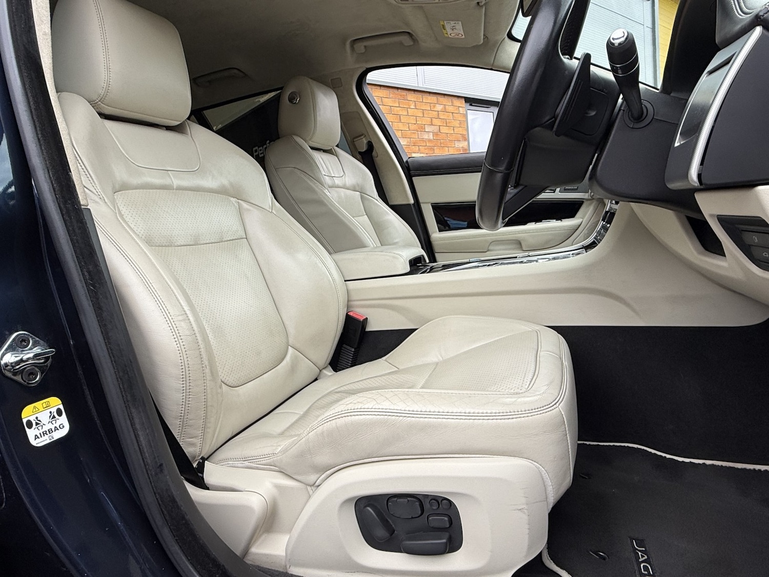 Used Jaguar XF 2015 for sale - 77562559: Photo 4