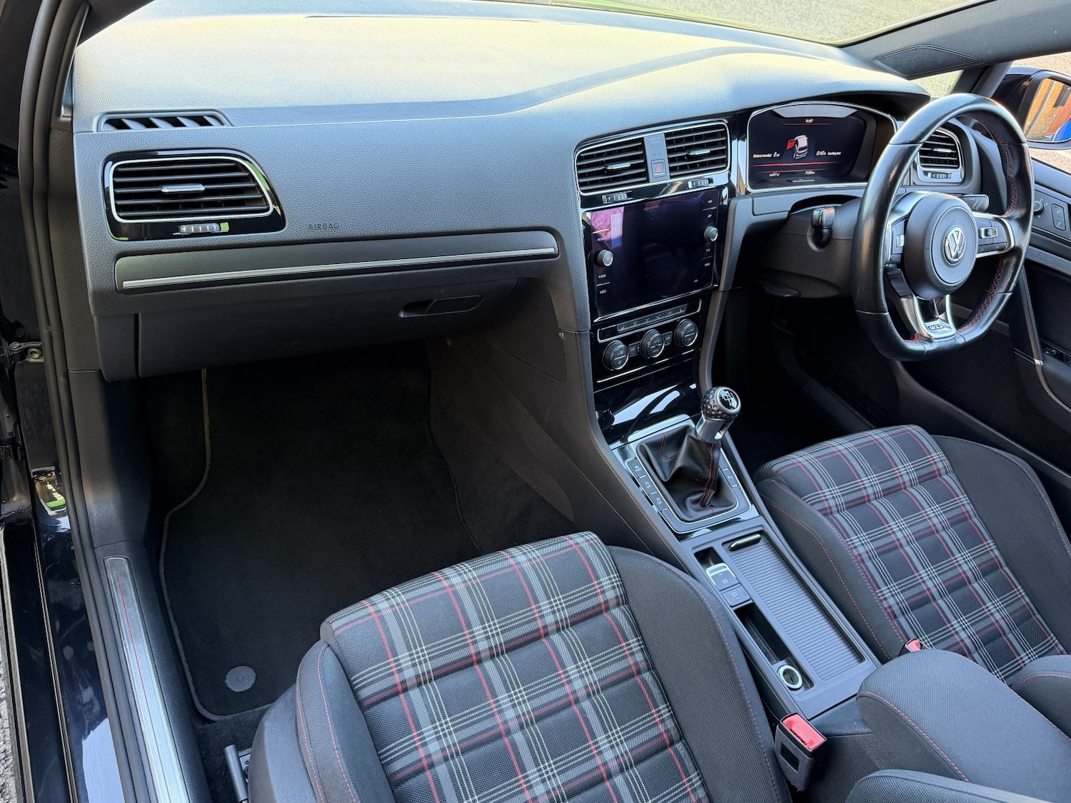 Used Volkswagen Golf 2017 for sale - 77363601: Photo 4