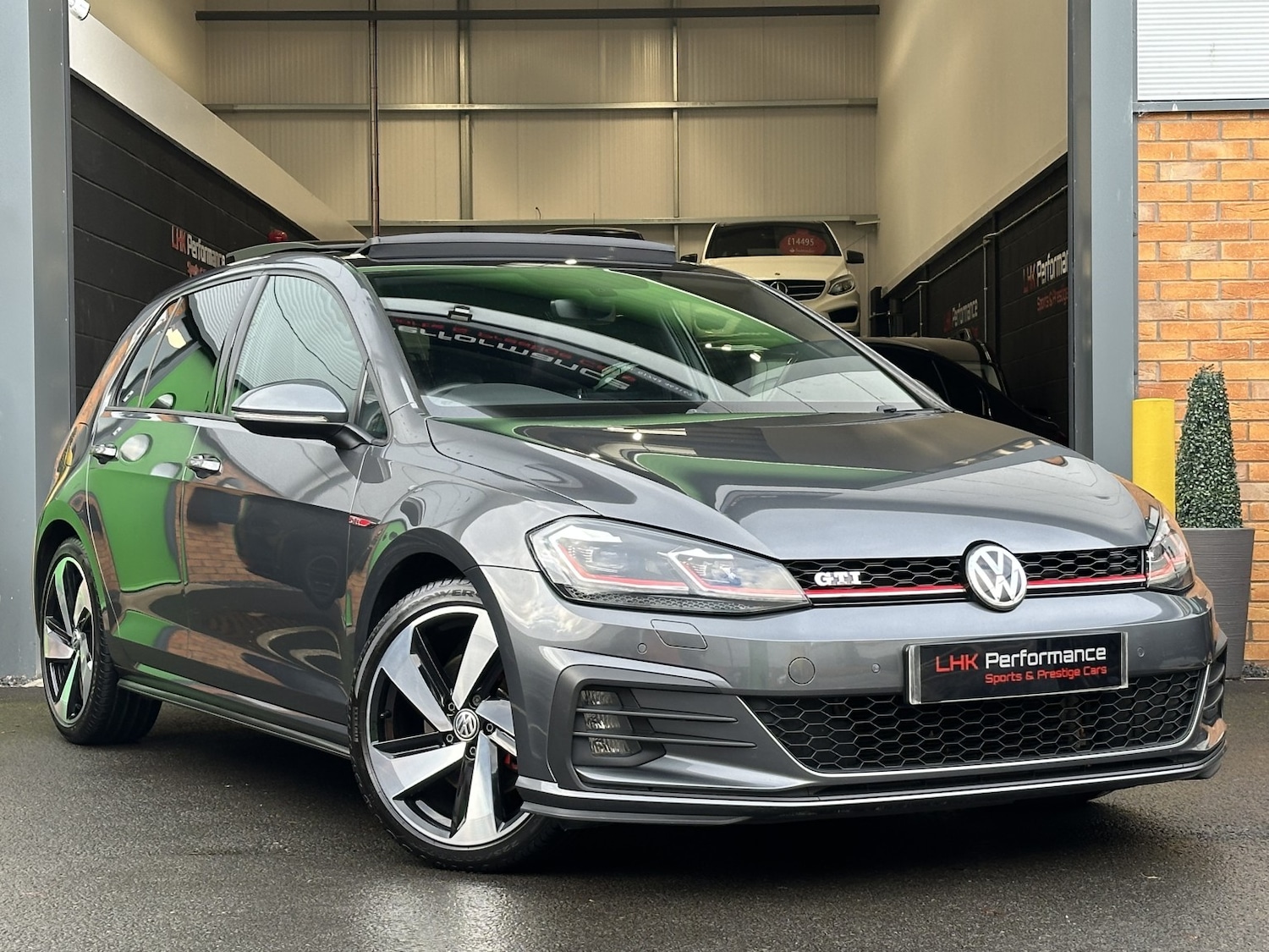 Used Volkswagen Golf 2017 for sale - 76476956: Photo 1