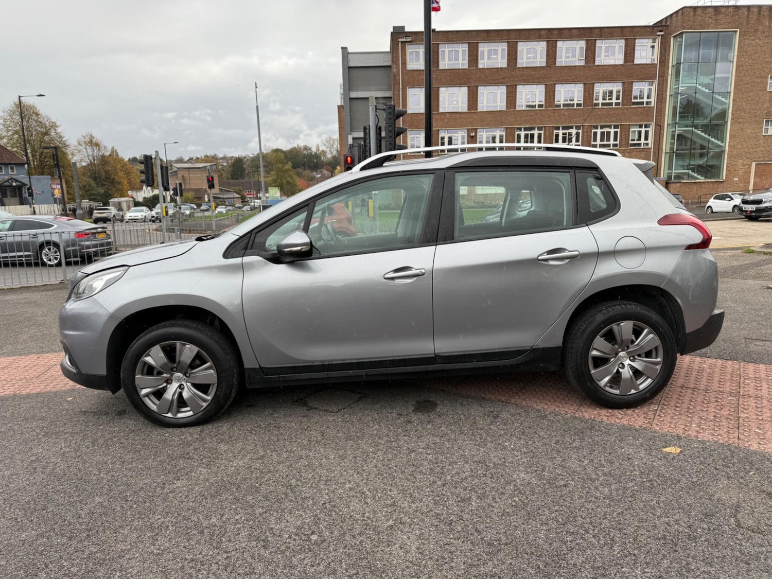 Used Peugeot 2008 2017 for sale - 76360182: Photo 8