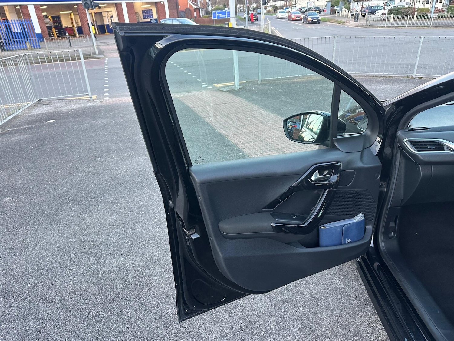 Used Peugeot 208 2015 for sale - 77853499: Photo 28