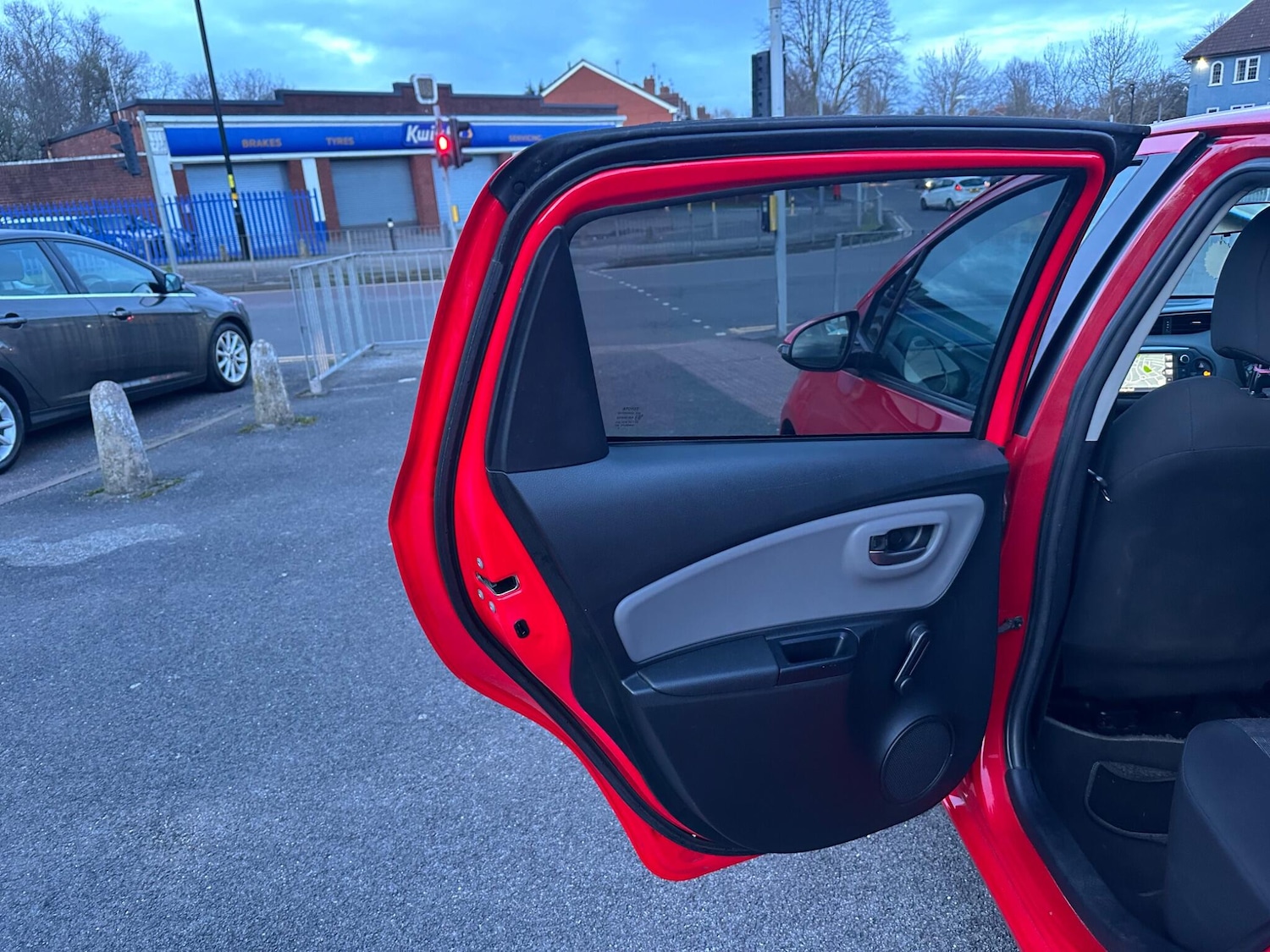 Used Toyota Yaris 2017 for sale - 77883602: Photo 25