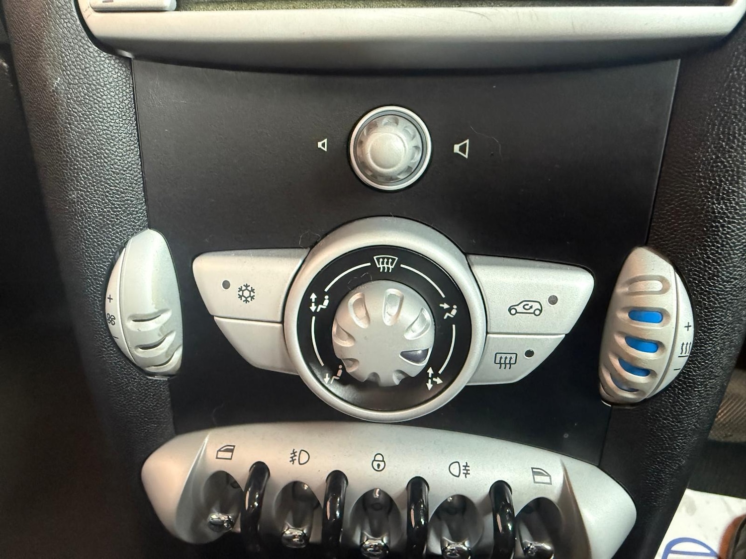 Used MINI Hatch 2010 for sale - 76343936: Photo 13