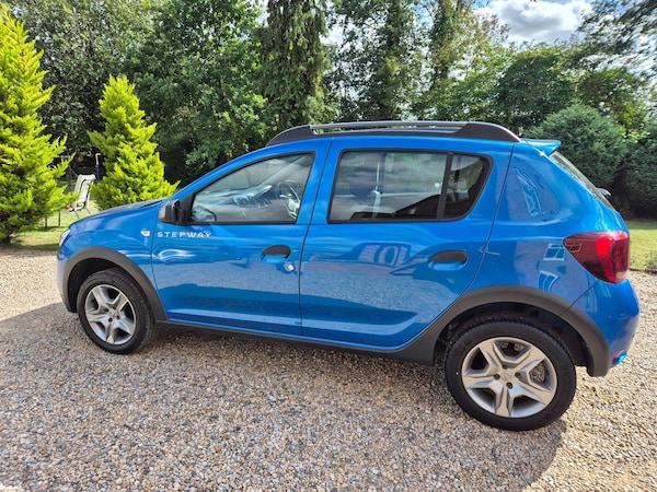 Used Dacia Sandero Stepway 2017 for sale - 75578077: Photo 2