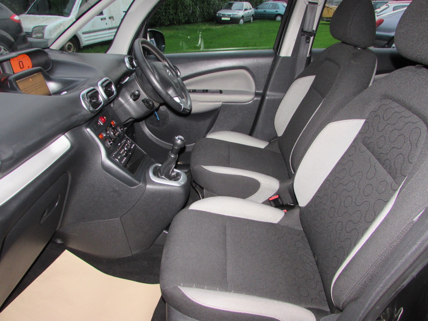 Used Citroen C3 Picasso 2011 for sale - 76494150: Photo 3