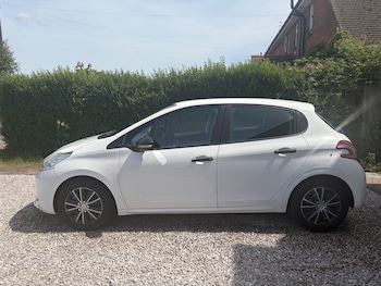 Used Peugeot 208 2014 for sale - 78755921: Photo