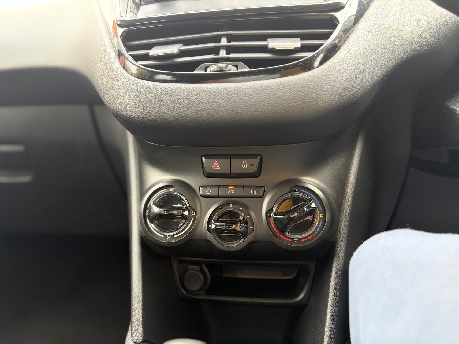 Used Peugeot 208 2014 for sale - 77990335: Photo 15