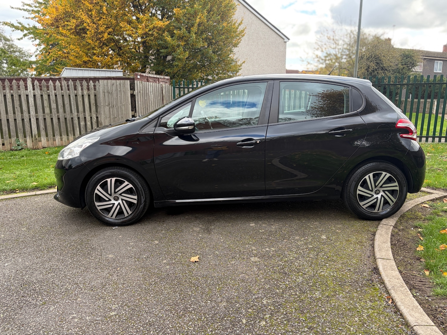 Used Peugeot 208 2014 for sale - 77990335: Photo 8
