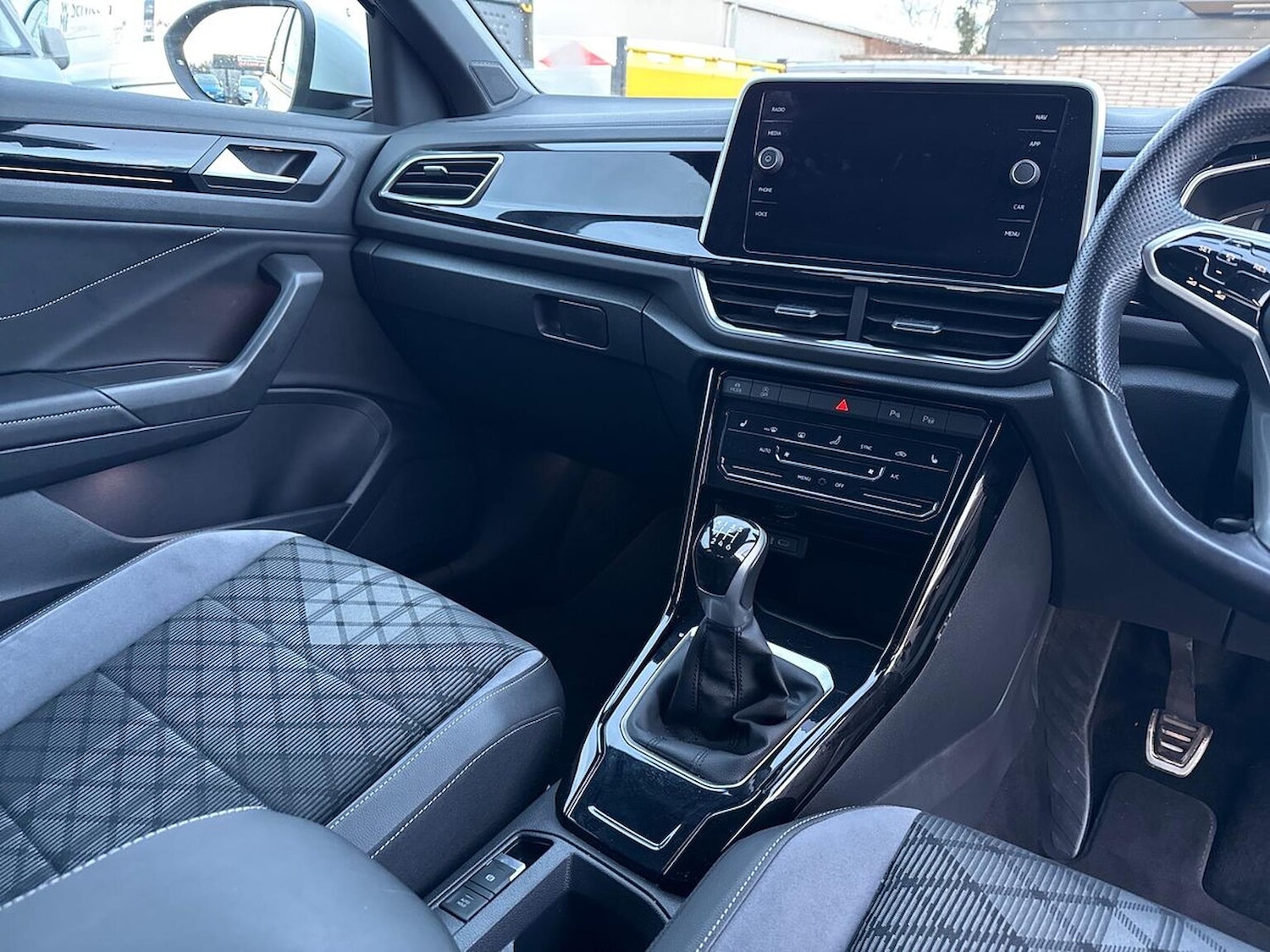 Used Volkswagen T-Roc 2023 for sale - 76758901: Photo 13