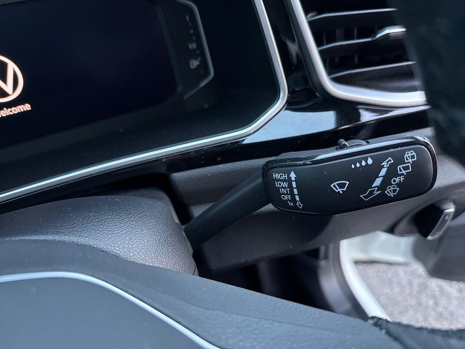 Used Volkswagen T-Roc 2023 for sale - 76758901: Photo 28