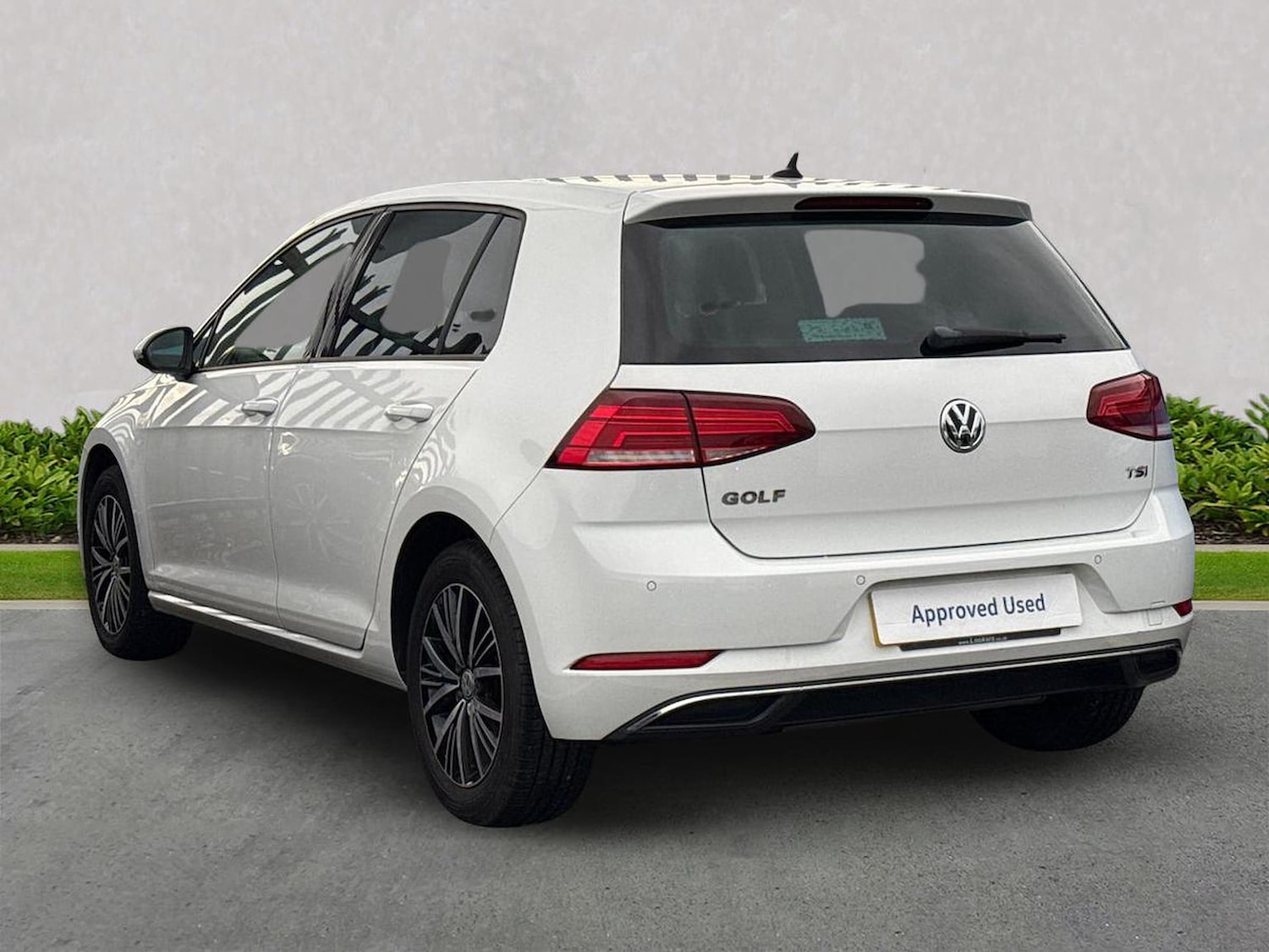 Used Volkswagen Golf 2017 for sale - 76848745: Photo 2