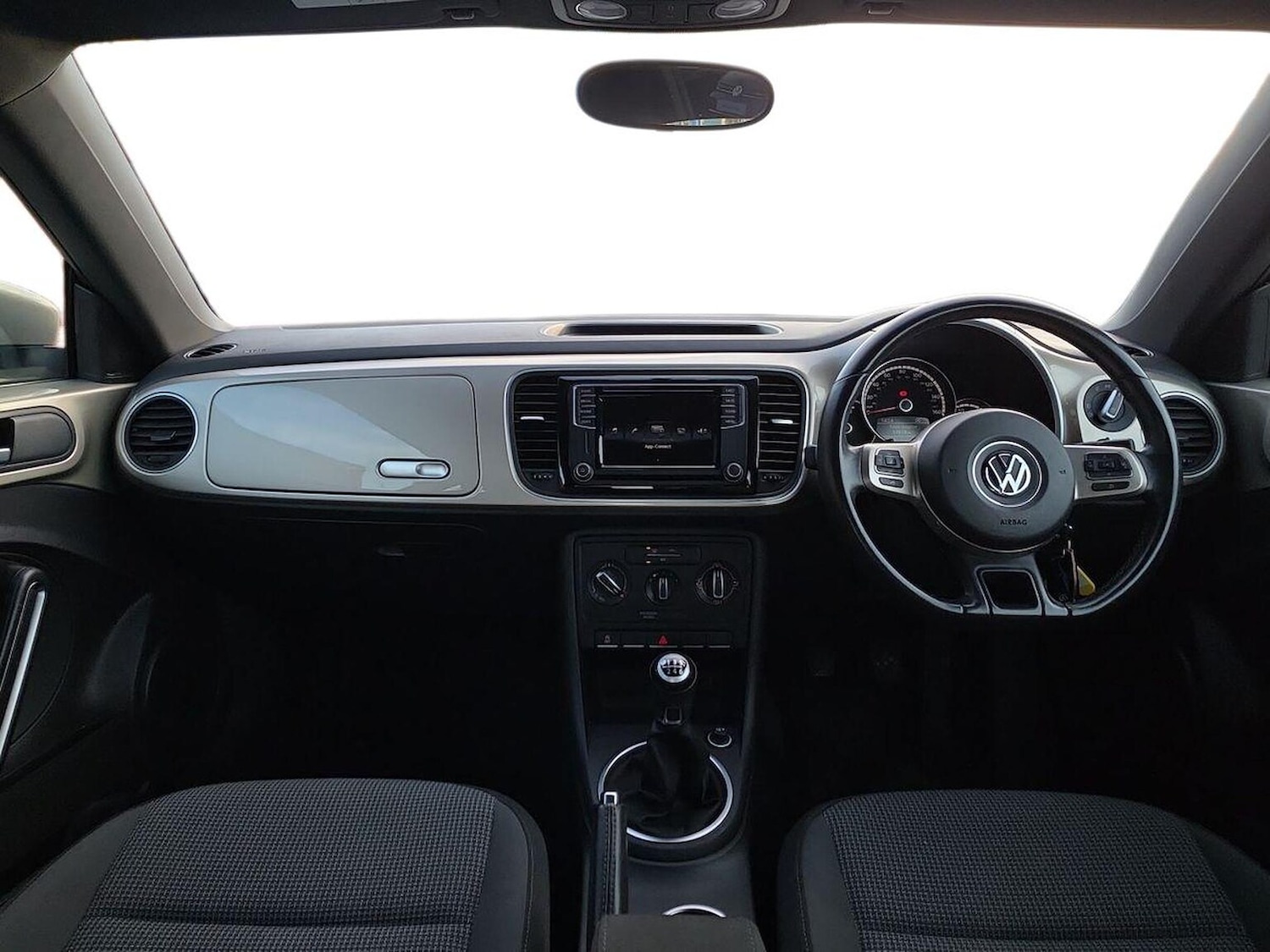 Used Volkswagen Beetle 2016 for sale - 77555345: Photo 8