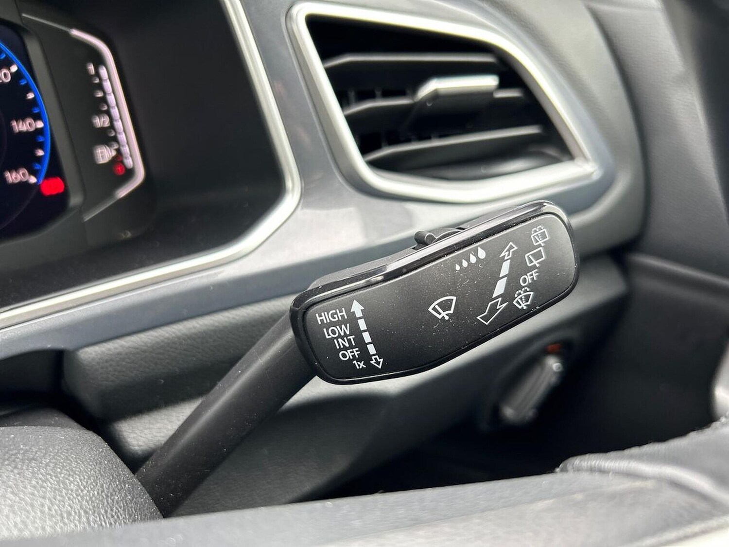 Used Volkswagen T-Roc 2024 for sale - 76352487: Photo 28