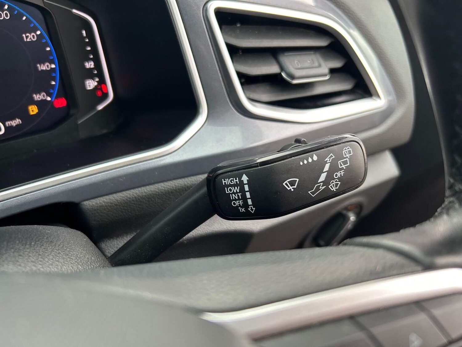 Used Volkswagen T-Roc 2023 for sale - 76316686: Photo 28