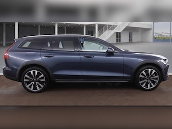 Used Volvo V60 2023 for sale - 77280491: Photo