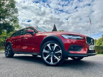 Used Volvo V60 2023 for sale - 79802744: Photo