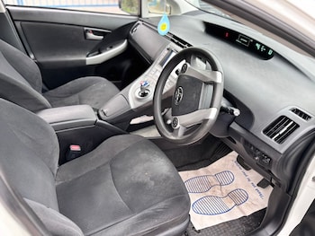 Used Toyota Prius 2019 for sale - 76206153: Photo 2
