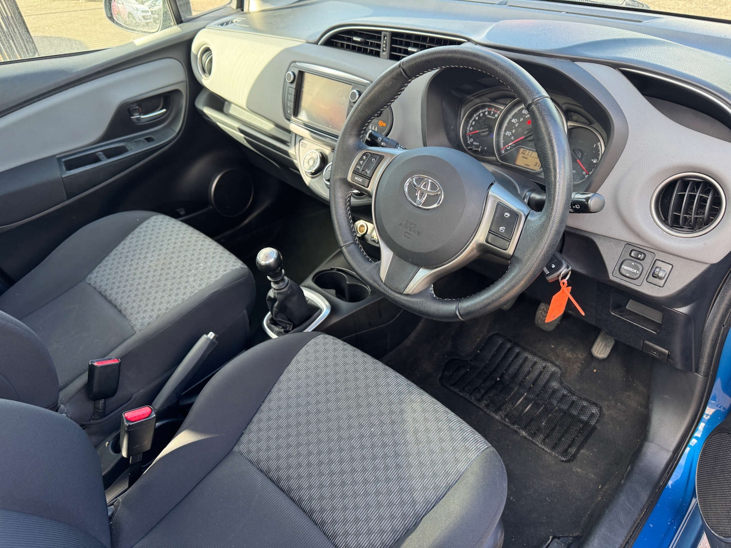 Used Toyota Yaris 2015 for sale - 77813604: Photo 2