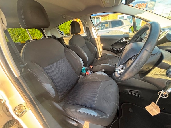 Used Peugeot 208 2014 for sale - 76023492: Photo 12