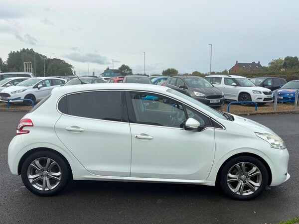 Used Peugeot 208 2014 for sale - 76023492: Photo 5