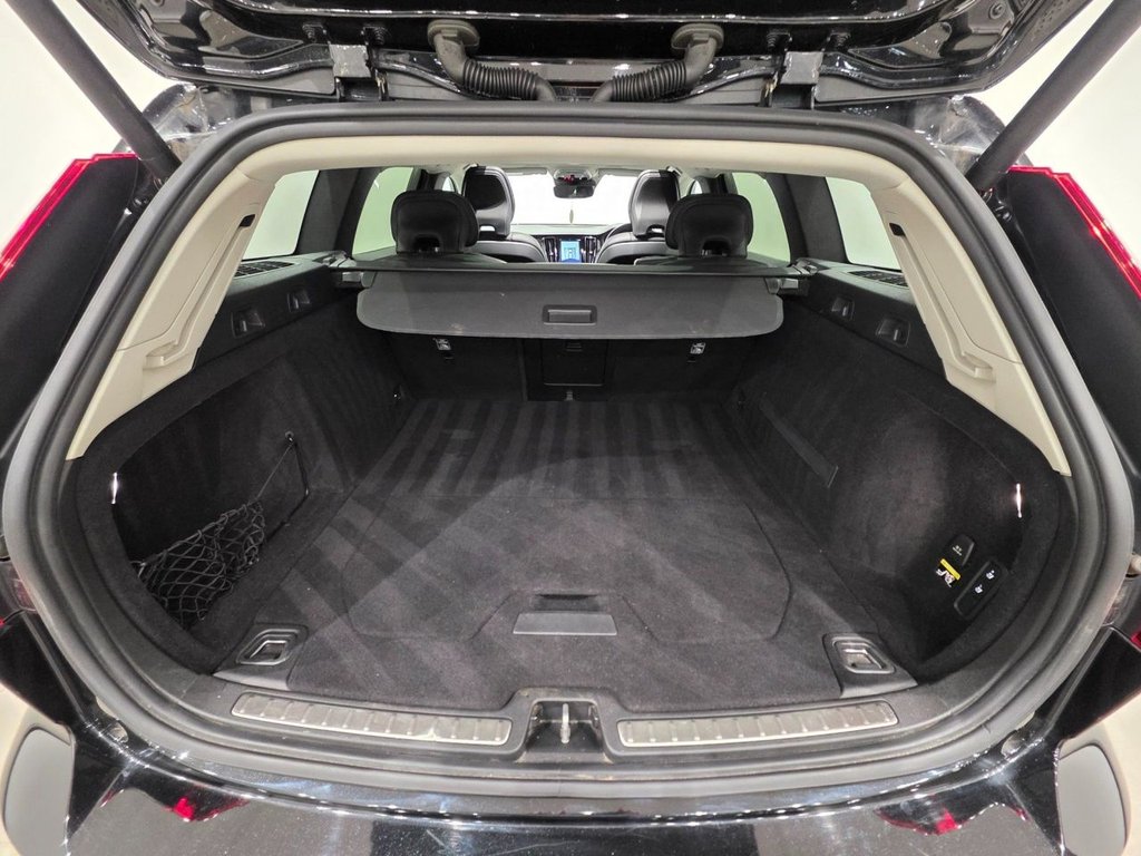 Used Volvo V60 2018 for sale - 76632512: Photo 31