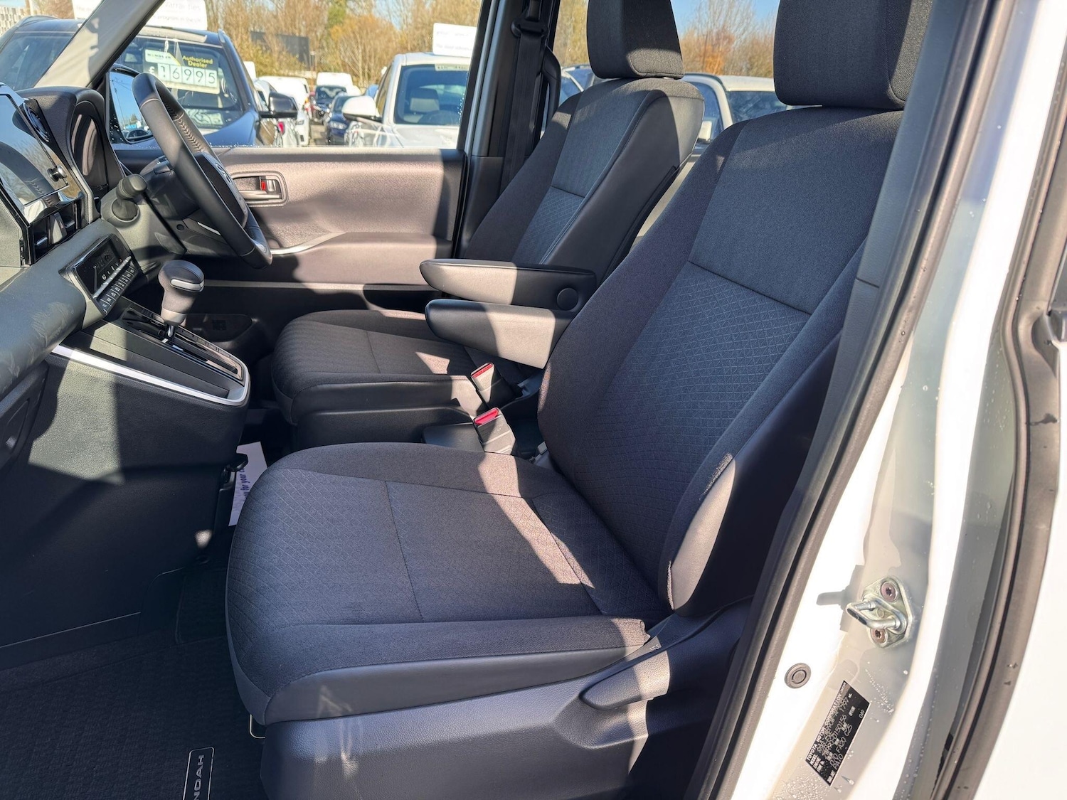 Used Toyota Voxy for sale - 76701381: Photo 17