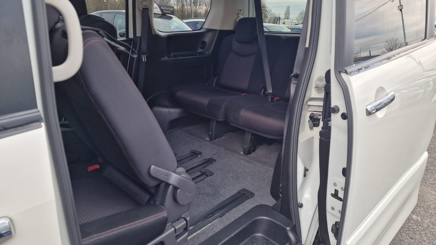 Used Nissan Serena 2024 for sale - 77671018: Photo 25