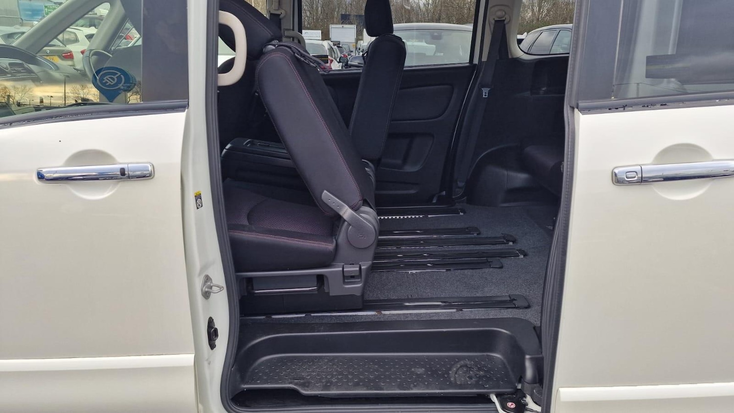 Used Nissan Serena 2024 for sale - 77671018: Photo 27