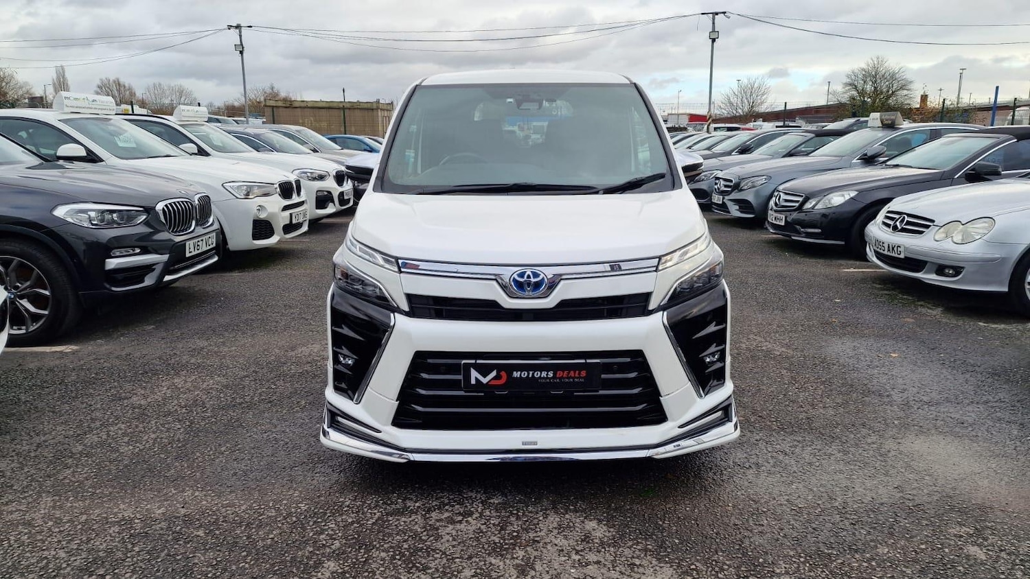 Used Toyota Voxy for sale - 76898923: Photo 2