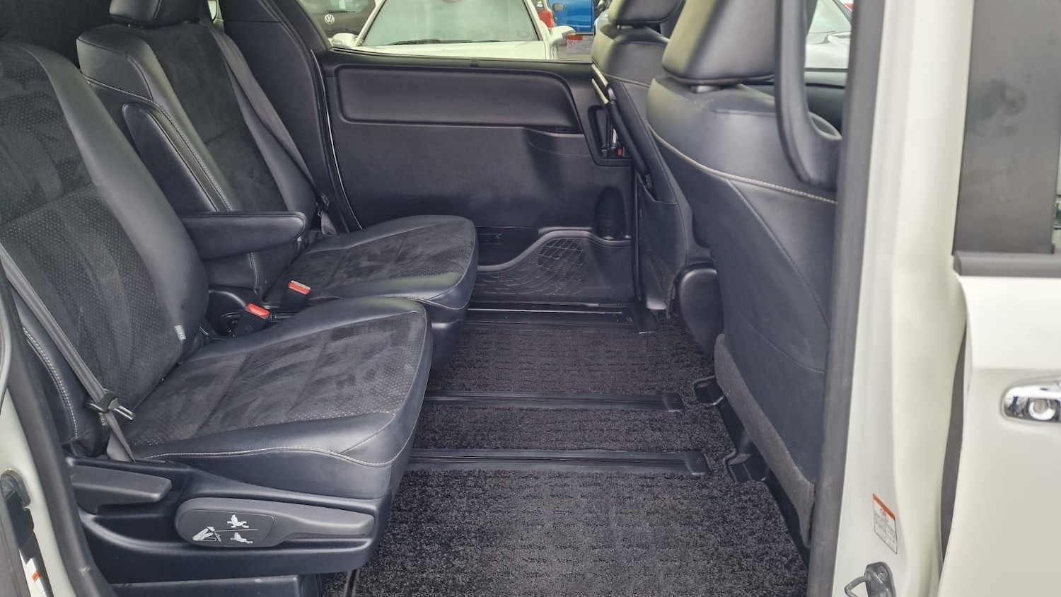 Used Toyota Voxy for sale - 76898923: Photo 24