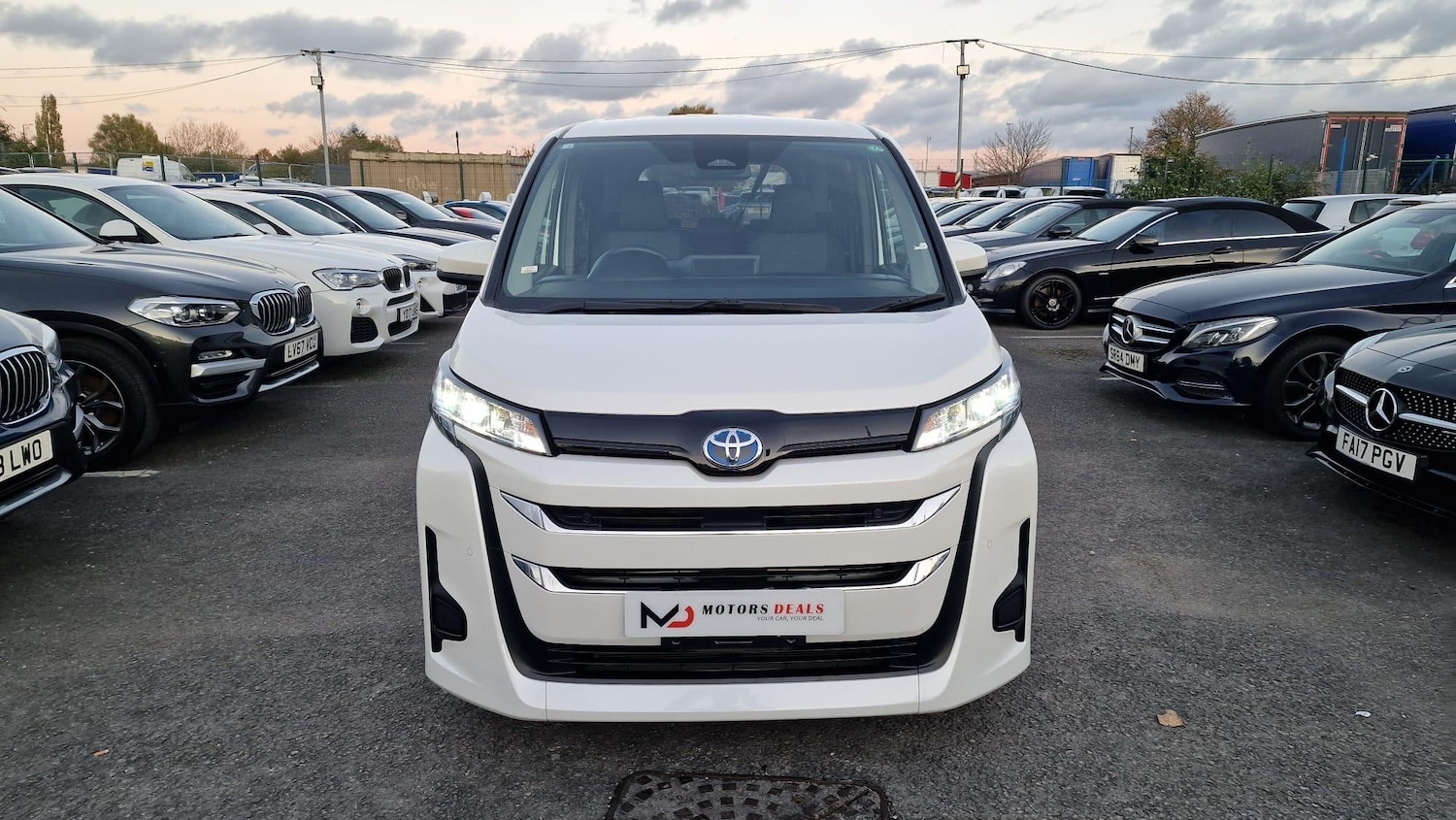 Used Toyota Voxy for sale - 76398120: Photo 2