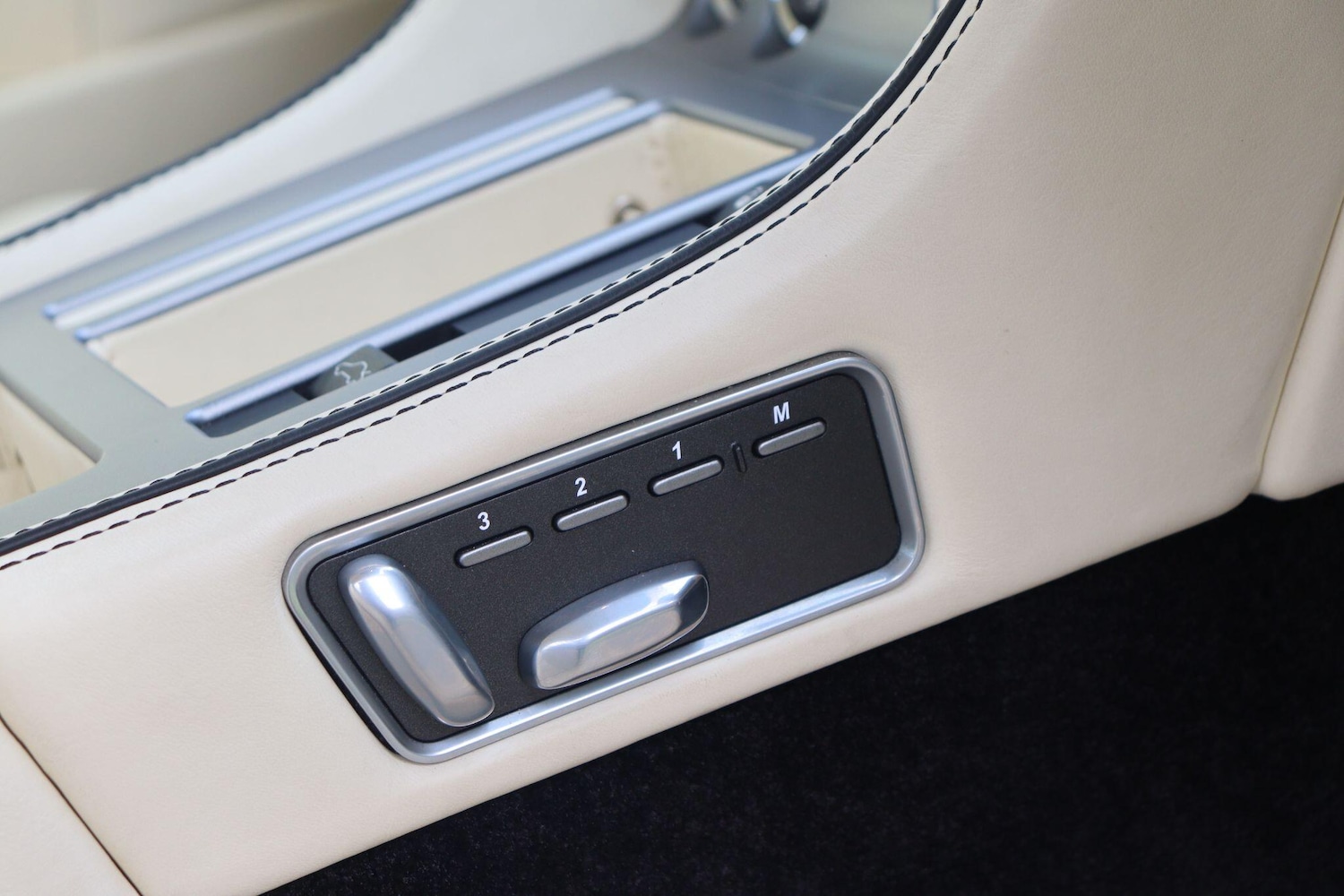 Used Aston Martin DB9 2014 for sale - 76607036: Photo 13