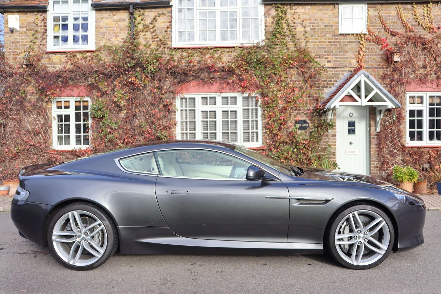 Used Aston Martin DB9 2014 for sale - 76607036: Photo 8